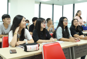 thong-tin-uef-hoc-phi-nganh-marketing-moi-nhat