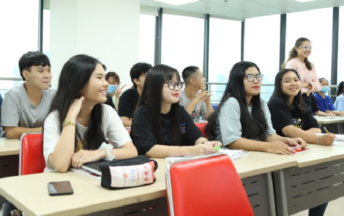 thong-tin-uef-hoc-phi-nganh-marketing-moi-nhat