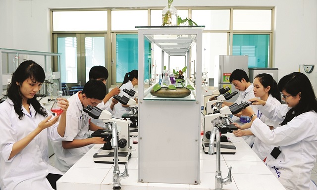 Chương trình đào tạo Cao đẳng Dược thường chú trọng vào thực hành, chiếm khoảng 70% tổng thời gian đào tạo